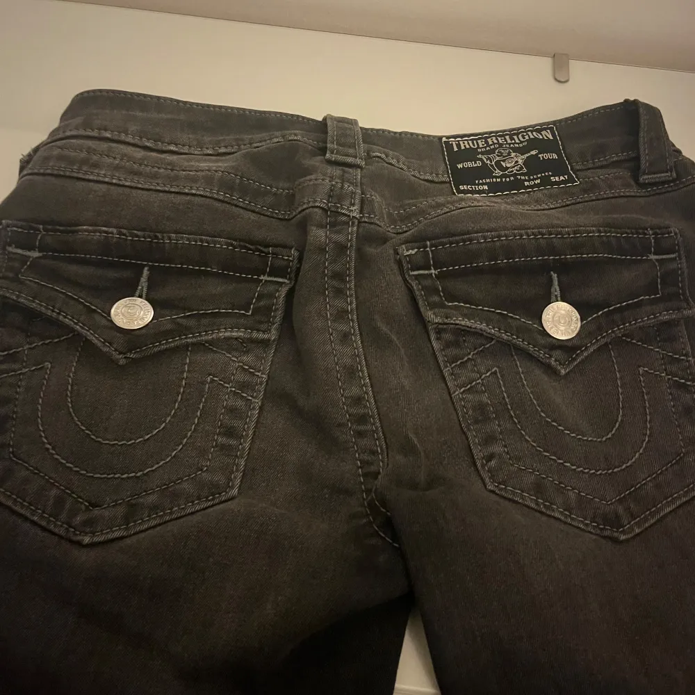 Säljer ett par snygga svarta jeans från True Religion i modellen Joey Low Rise Flare.Använt bara två gånger jätte bra skick skriv till mig innan ni köper🩷köpte för 1250. Jeans & Byxor.