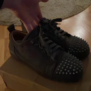 Loubs  - Säljer ett par gråa loubs i storlek 43. De är kopior därav priset. Är i behov av pengar så det är även därför de är så billiga. Fint skick överlag bara att en spik har ramlat av. Låda ingår.