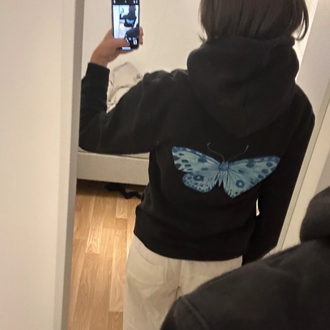 Svart hoodie med blå fjäril - 90