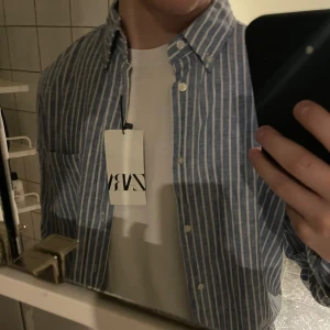 Zara skjorta  - Helt ny aldrig använt! Skick 10/10 lapp kvar. 100% Linnen 