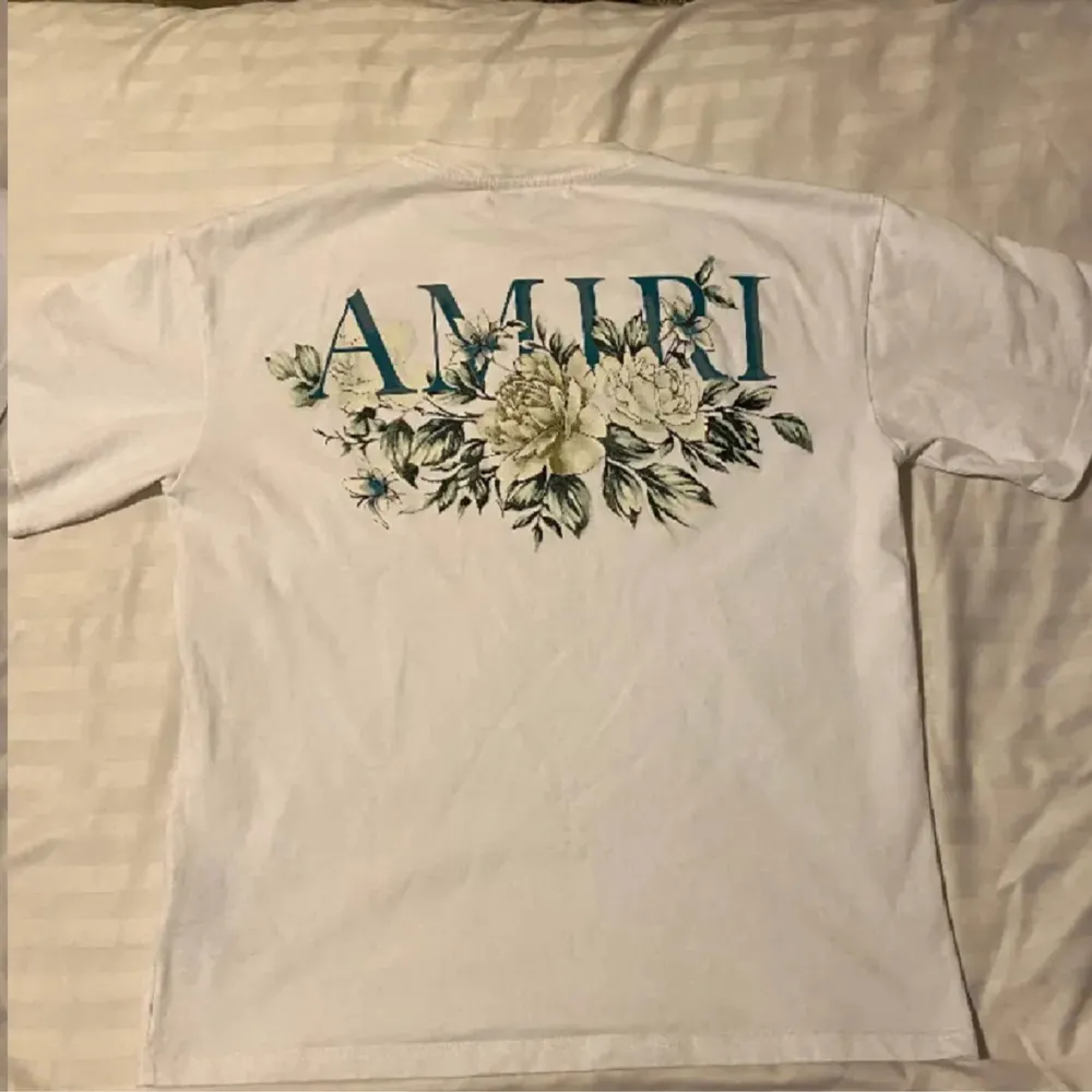 Hej vill sälja min amiri tröja då den inte längre kommer till användning Använd ba 2 gånger. T-shirts.