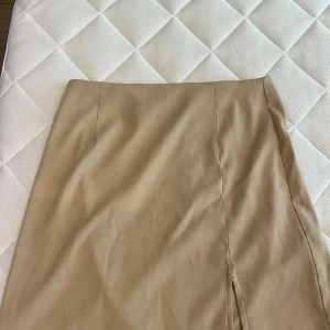 Kjol - En beige kjol med slits! ⚡️