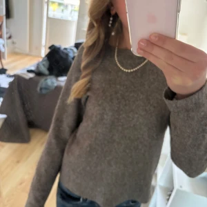 Stickad tröja - Bilden är lite suddig men fråga gärna om fler. Passar mig som är 170 och färgen är cocoa bean. Den är nästan alldrig andvönd, ser nopprig ut men är ej💕