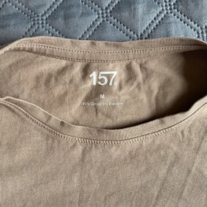 Beige croppad t-shirt från 157 - Säljer en beige croppad t-shirt från märket 157. Den är i storlek M. Den är rätt tight i passformen🫶🏼