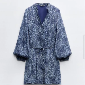 Zara klänning - Säljer denna fina zara klänningen i storlek xs, helt oanvänd med prislappen kvar! Säljer helst för runt 350/300. Kontakta för intresse eller för frågor