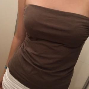 Brun tub topp - Brun tub topp från hm som jag säljer eftersom den är för stor för mig. Den har även dubbelt tyg över bysten💗