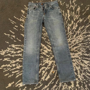 Nudie Jeans - Nudie Jeans blå | w28 l32 | skick 9/10 | nypris: 1600 kr mitt pris: 449 kr | hör av er vid frågor och funderingar!!