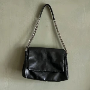 Zara väska  - Knappast aldrig använt! Lånade bilder