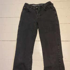 Jeans - Lågmidjade svarta byxor. Bra skick 