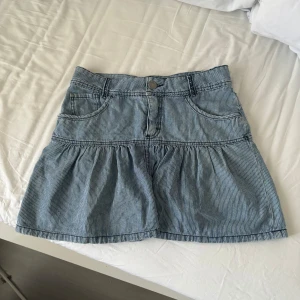 Kjol med volang - Superfin kjol med volang som inte kommer till användning! Jättebra skick💘