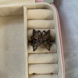 Fjärilsformad ring i antik stil - Säljer en superfin ring i form av en fjäril. Den har en antik stil med detaljerade utskärningar. Perfekt för att ge en unik touch till din outfit!💕