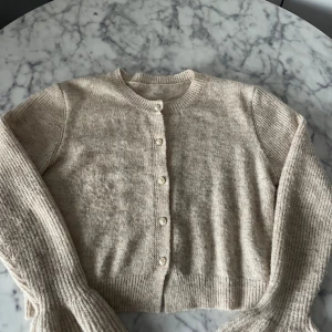 Beige cardigan med knappar - Fin cardigan, endast använd fåtal gånger