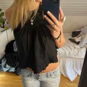 Fest topp - Säljer denna svarta topp/blus som inga defekter, skriv för fler bilder🙏💕