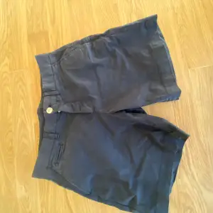 Säljer dessa helt nya chinosshorts pga att det inte passar mig, storleken är 29