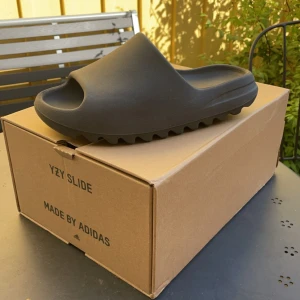 Yeezy slide - Hej säljer mina yeezy slide för att jag ej använder dem längre dem är i jätte fint skick och knappt använda! De är i storlek 44 men dem sitter som 41/42 pris kan diskuteras! Mvh Mattis 