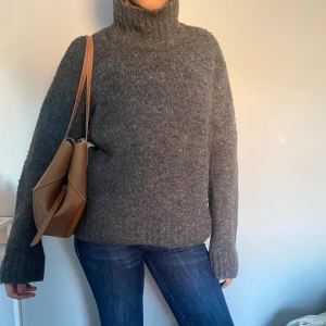 Stickad tröja - Stickad tröja från h&m. Relativt nopprig men lika snygg på ändå!