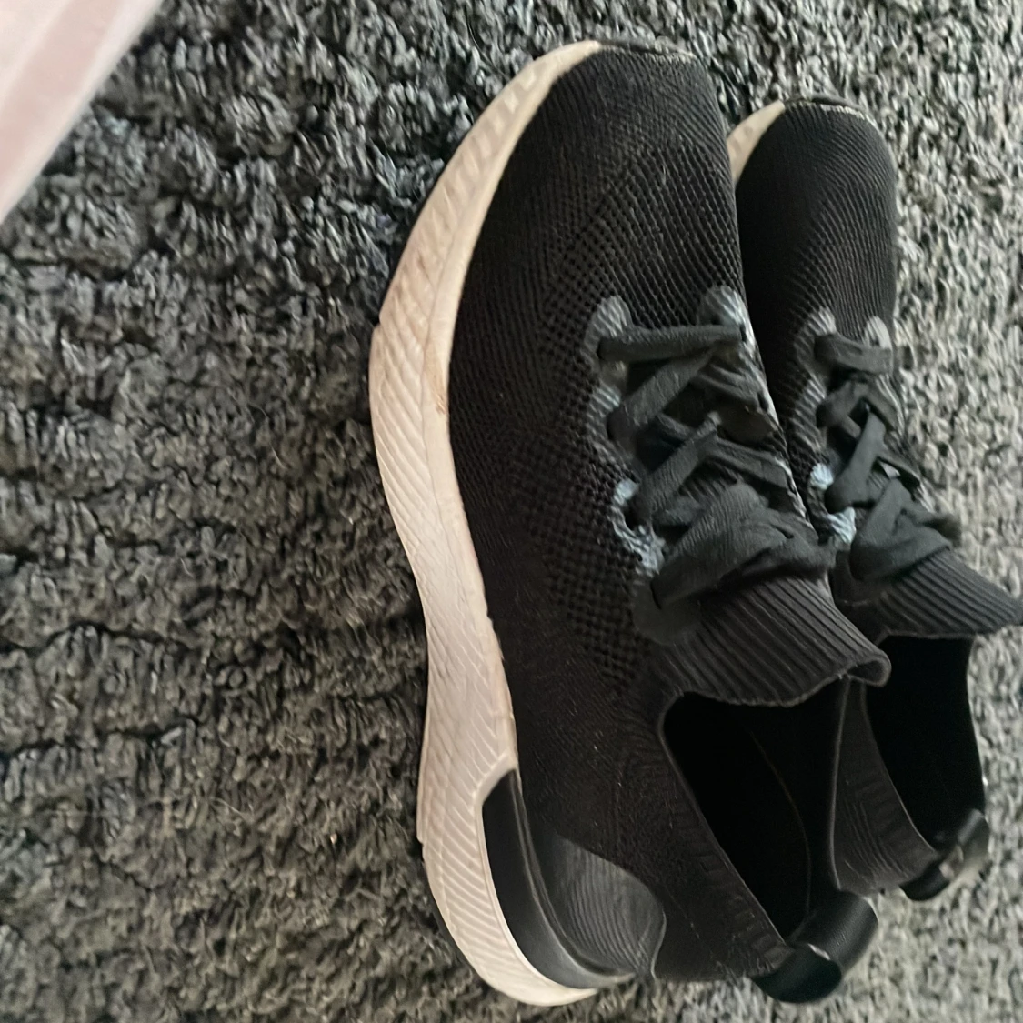 Svarta gympaskor  - 90