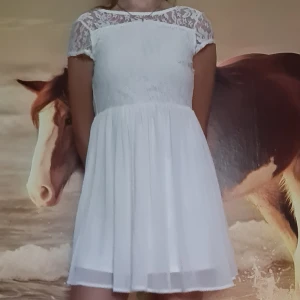 Vit klänning från Ellos i strl 158 - Vit klänning från Ellos i strl 158. Spets upptill, bra skick!