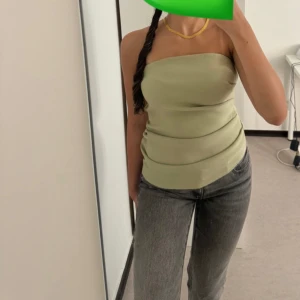 Tube Top Zara - En otroligt skön samt fin ljusgrön axelbandslös topp från Zara! Tror inte att den säljs längre på Zaras hemsida då den va köpt för ett tag sedan men sällan kommit till användning. Normal i storleken.