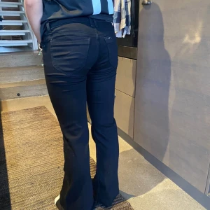 Lee jeans  - Super snygga svarta, lågmidjade, botcat Lee jeans!!💗 Det står ingen storlek men passar en xxs/xs 💗💗💗