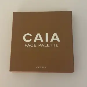 Jag säljer min jätte fina Caia palette i ”classy” pga att den inte kom till användning. Jag har använt den 2 ggr. Nypris 450 kr