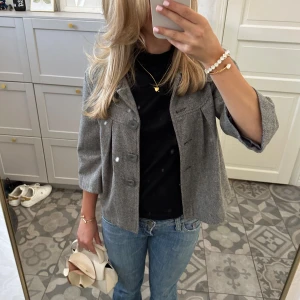 Trekvartsärmad kappa -  Grå Trekvartsärmad kappa med knappar, passar super bra nu när det börjar bli lite kallare ute🥰🥰