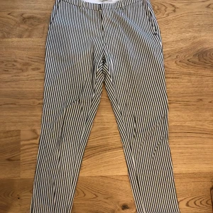 Randiga byxor - Svart-vitrandiga byxor från Scotch & Soda i gott skick. Använd ett fåtal gånger. Normal midja och raka ben. Vid vänster baksida är byxorna något noppiga, men det är inget som riktigt syns.