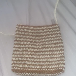 Somrig väska🫶🏼💗 - Fick den som present från Finland🫶🏼 Använde den bara en gång, men den har ingen prislapp nu. Jättesnygg för sommaren. Och om man är lite kort som jag (runt 150cm) då är snöret där uppe lite för långt😅 Men ett bra tips att man kan knyta.