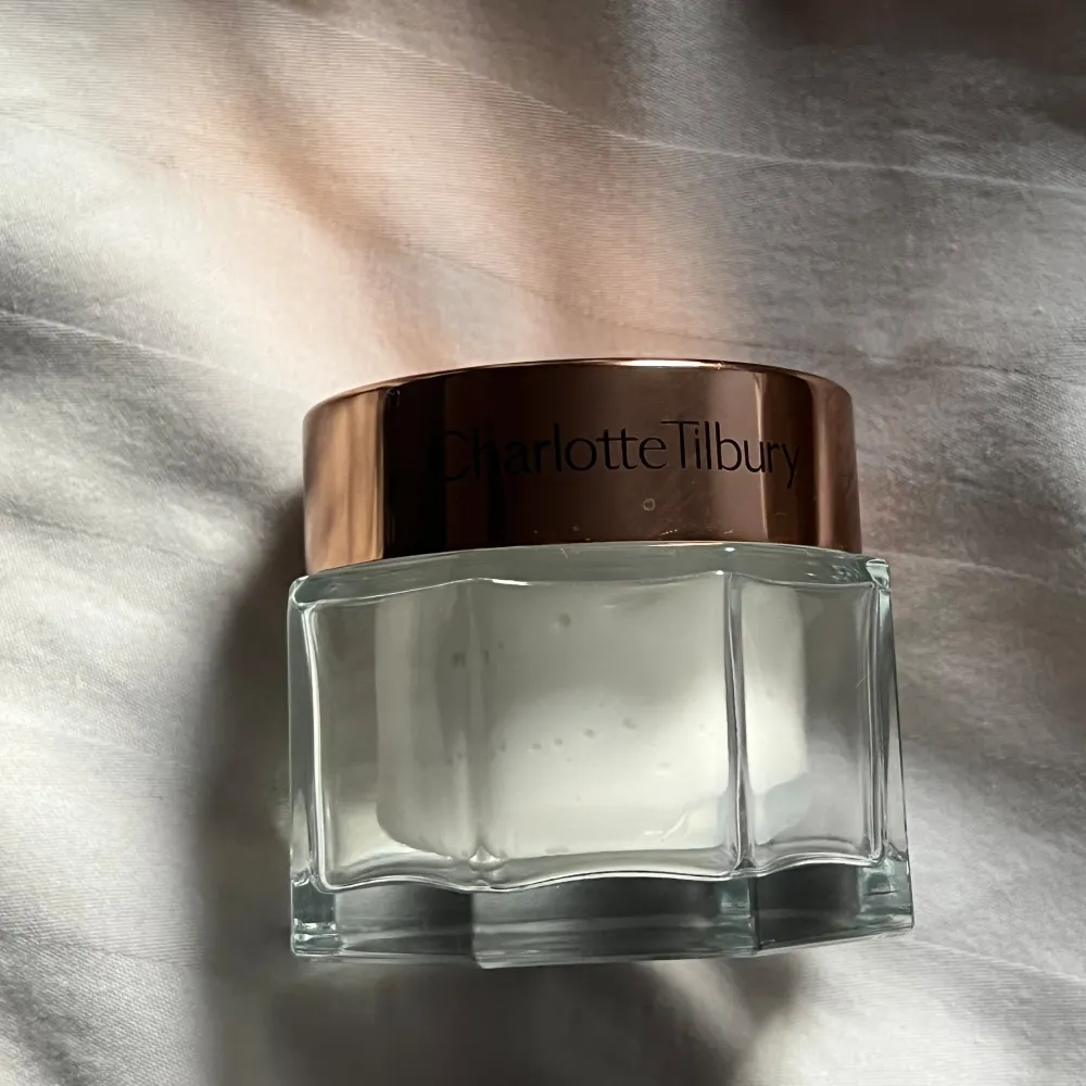 Säljer denna superåterfuktande dagkräm från Charlotte Tilbury 50 ml då Jag har en till burk, den är öppnad och helt ny. Info från hemsidan:   ”Denna prisbelönta, omedelbara fuktkräm omsluter huden med fukt för en återfuktad och fylligare hy! Den älsk. Skönhet.