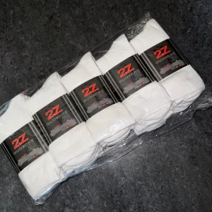 25 par Vita sportstrumpor från 2Z - Säljer ett 25-p  med vita strumpor från märket 2Z Duozone. Strumporna är designade för att ge komfort och skydd under sport och fysisk aktivitet. De är tillverkade av kammad bomull, polyamid och lycra för en perfekt passform och hållbarhet. Bekväma, mjuka och skön stretch. Perfekta för att undvika blåsor och skavsår. 