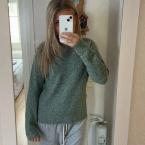 stickad tröja  - säljer denna stickade tröja från vero Moda 