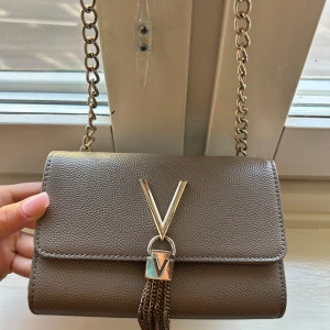 Valentino väska - Säljer denna velentino väska, mörk begie, snygg och liten