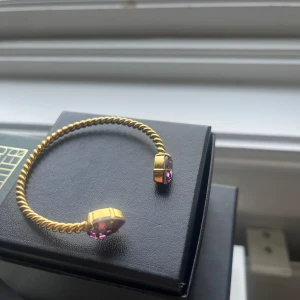 Caroline svedblom armband  - säljer pågrund av att jag inte har användning till det då jag använder silver🥰