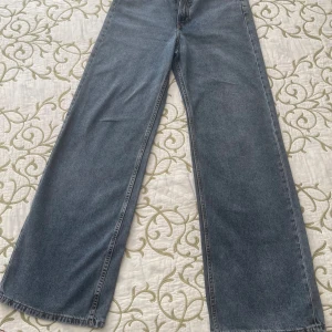 Breda jeans med hög midja  - Säljer ett par jeans med breda passform från H&M Divided.