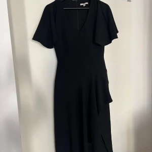 Svart Dagmar klänning  - Säljer min fina stickade klänning från Massimo Dutti i storlek S. Bara använd två-tre gånger så skickat är superbra! Normal i storlek.