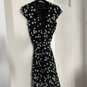 Blommig Massimo Dutti klänning - Säljer mina blommiga klänning från Massimo Dutti i storlek 36. Bara använd några gånger så skicket är jättebra. Normal i storleken men passar även en 34a, man kan justera klänningen genom att dra åt bandet i midjan.