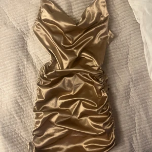 Klänning i satin  - Mörk Champagnefärgad satinklänning från H&M. 