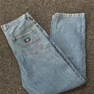 Dickies jeans - Skit snygga Dickies jeans från junkyard🔥nypris 900kr Skriv om de finns frågor.