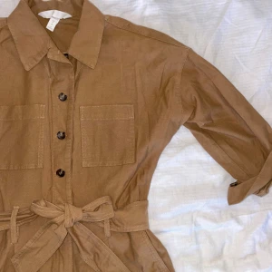 Byxdress - Använd en gång på halloween. Skön och sitter snyggt. Går att spänna i midjan. Benen går att vika nedtill. Samma med ärmarna. 