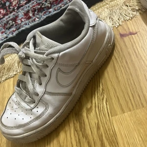 Säljer dessa väl använda par aiforce1 går o rengöra har använt 6 gånger bara - Airforce1 billiga vill bli av med😃