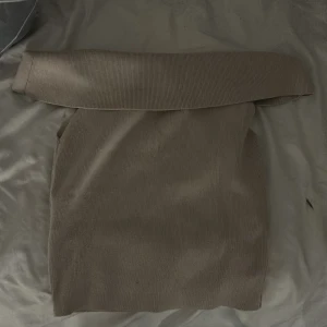 Topp - Använder inte denna, köpte den från hm de kostade 300kr säljer den för 200kr