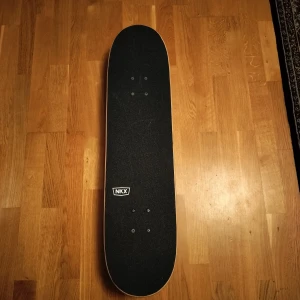 Skateboard med thundertruckar - Skateboard storlek 8' med thundertruckar som är lätt använda, brädsn är helt ny