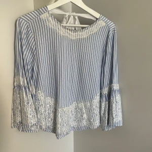 Randig blus Zara - Säljer denna randiga blusen ifrån Zara! Så fin men kommer inte så mycket till användning!   Köparen står för frakt💗