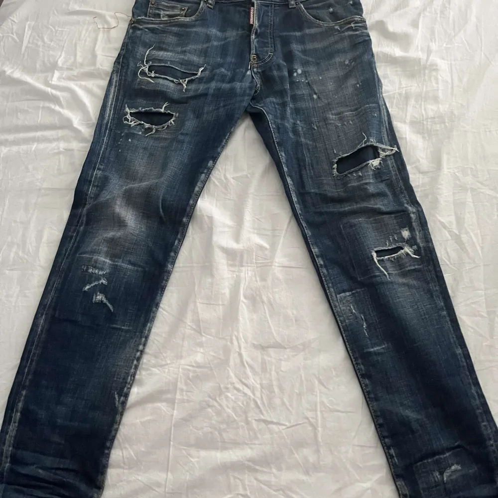 Par dsquared2 jeans som kan användas till både orten o grisch stil, jeansen är i storlek 14y, så passar om man är 167-180cm lång, de sitter slim fit, jeansen är äkta men finns inget äktebevishet, de är Darför priset är lågt✌🏻priset en hugget i Sten🙌🏼. Jeans & Byxor.