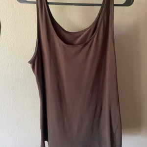 Brunt satinlinne - Fint linne i satin, köpt secondhand. Knappt använt. Står ingen storlek, men skulle säga att den massa allt ifrån S-L beroende på hur man vill att den ska sitta 