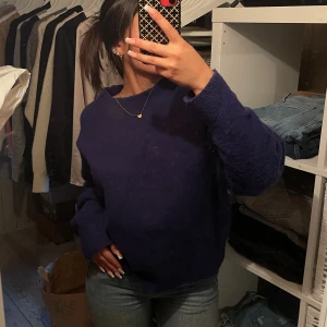 BLÅ tröja  - Blå ”ull” tröja  från Zara strlk S använd några gånger men i bra skick, inga skador