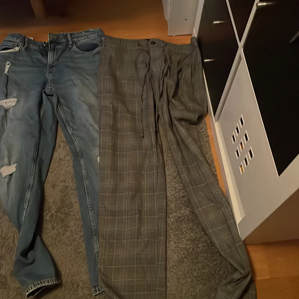 Bra skick 10/10 första byxorna till vänster storlek 164 andra 164 andra 164 får alla byxor för det priset vid frågor skriv . Jeans & Byxor.