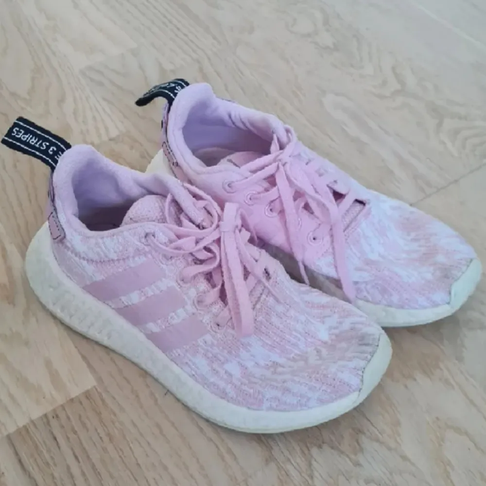 Supersnygga rosa Adidas originals NMD skor i storlek 37💓 Använda ett fåtal gånger och är mycket bra skick :) Ljuset är olika i bilderna, därav skiljer de sig åt en aning! . Skor.