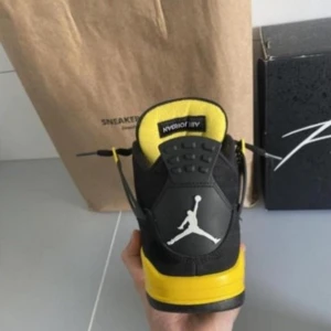 Svarta och gula sneakers - Säljer ett par snygga svarta och gula sneakers med vit logga. De har en cool design med snörning och är perfekta för både vardag och fest. Skorna är i nyskick och kommer med originalförpackning.