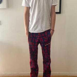 Palm Angels byxor - Ett par över feta Palm angels byxor i storlek s herr. Köpta på miinto för 4700 för några månader sen. Säljs pågrund av dålig användning. Skick 9 av 10. Inga stora flaws bara små grejer! Självklart äkta. Skriv ifall ni har frågor! 